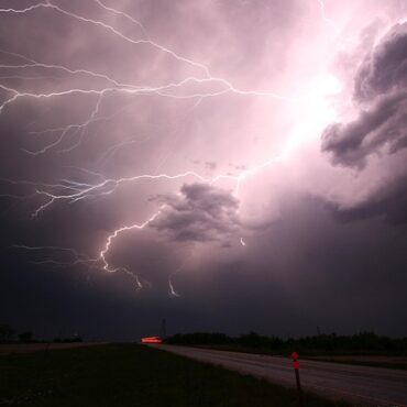 Panne de courant majeure : le Grand Montréal secoué par des orages violents