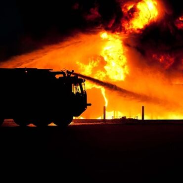 Près d'un millier d'incendies de forêt font rage au pays