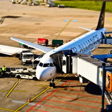 Sortie de piste spectaculaire pour un petit avion à Saint-Hubert