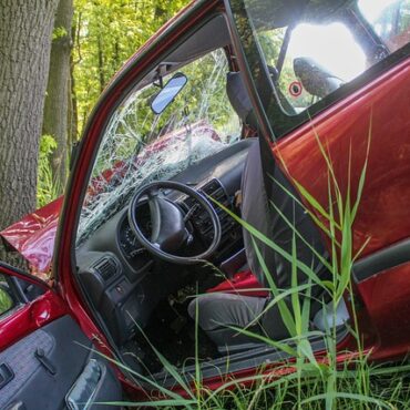 Sainte-Anne-de-Sabrevois : une voiture encastrée dans un poteau électrique