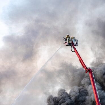 Spectaculaire incendie dans une usine à cheval sur la frontière canado-américaine